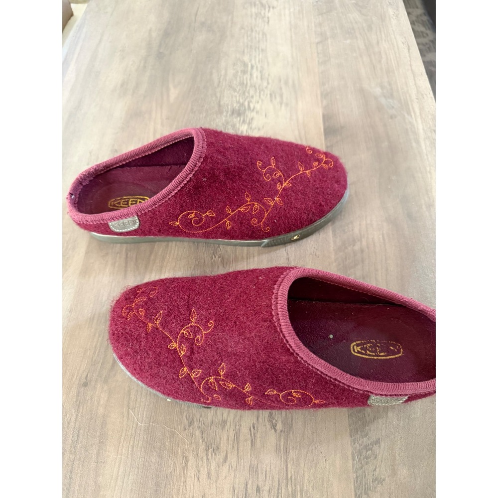 Rare KEEN Trillium Slippers in beautiful burgundy & floral vine embroidery 9 - Picture 3 of 7